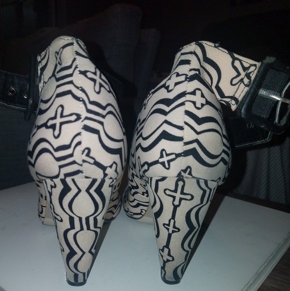 Very trendy tan and blank shoes with ankle strap. - Picture 3 of 4